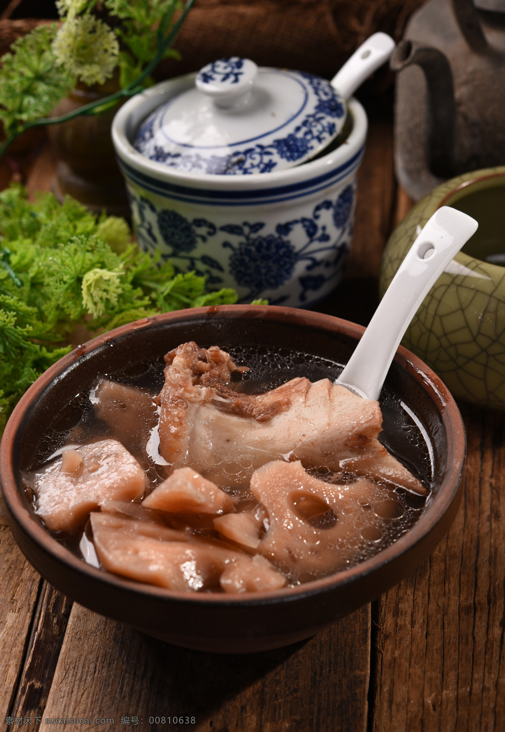 筒子骨燉湖藕 筒子骨 湖藕 土缽 勺子 實木背景 餐飲 餐飲美食 傳統(tǒng)美食