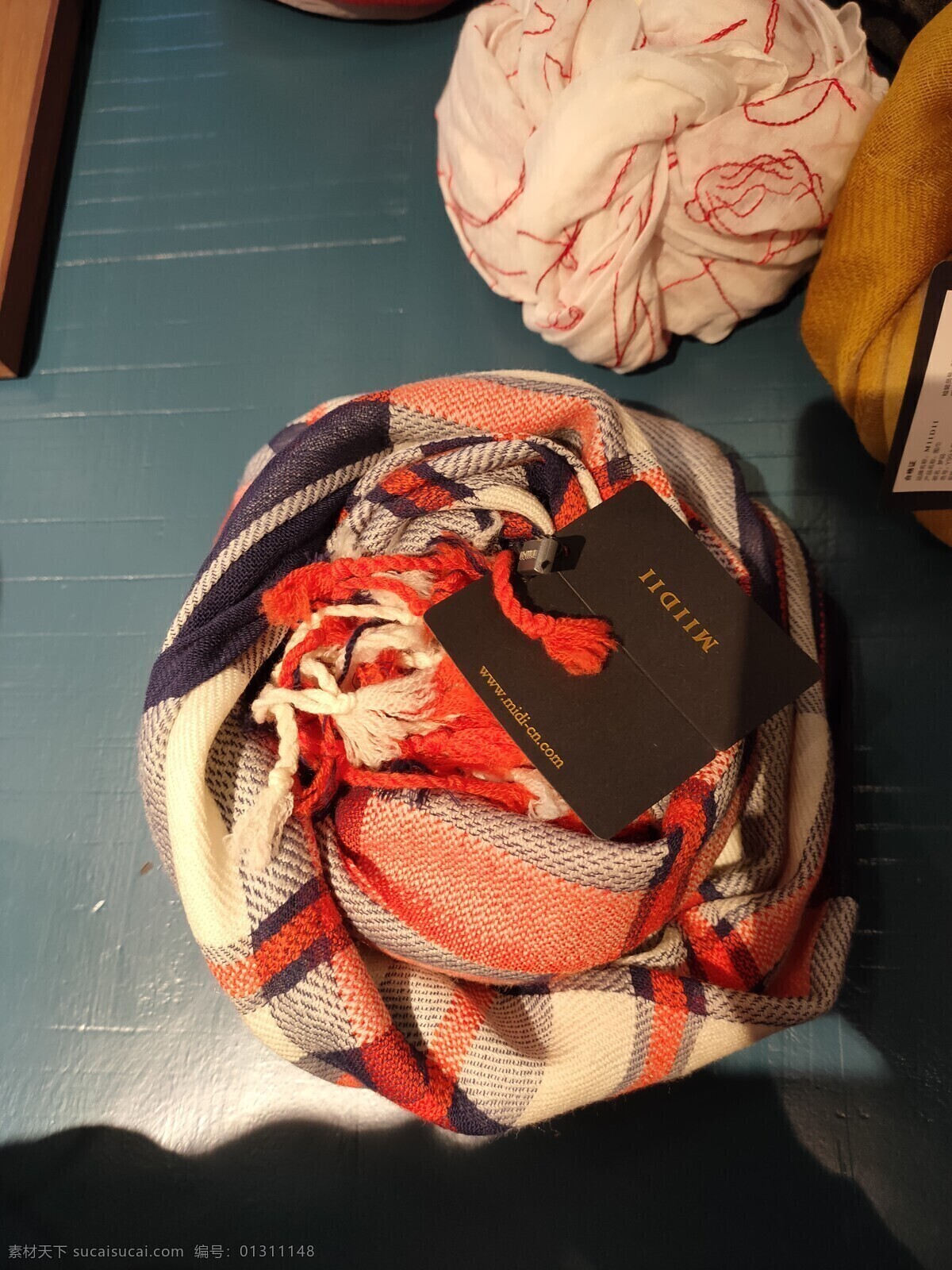 圍巾 服飾 商場 服裝展示 女裝 展架 商業(yè) 商店 購物 商業(yè)中心 服裝 逛街 休閑娛樂 時尚 零售 商城 鞋 生活百科 娛樂休閑