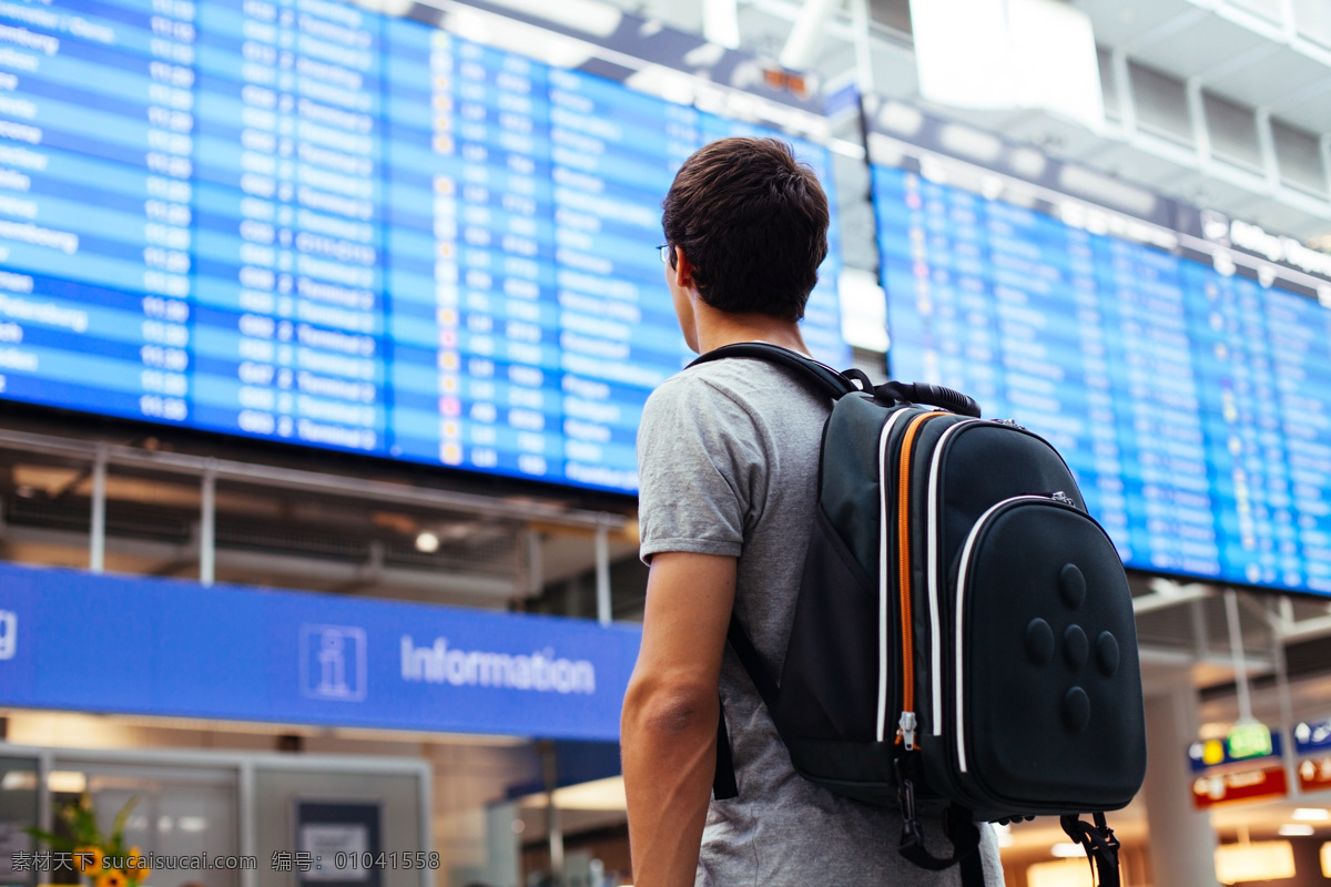 抱 行李包 男人 飞机 客机 飞机场 男性 交通工具 其他类别 现代科技