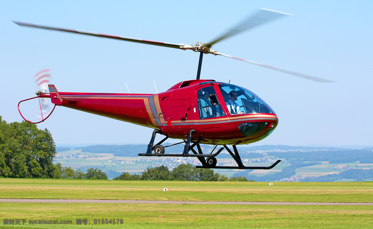 马上 降落 红色 直升机 飞机 直升飞机 草坪 草地 交通工具 现代科技 飞机图片