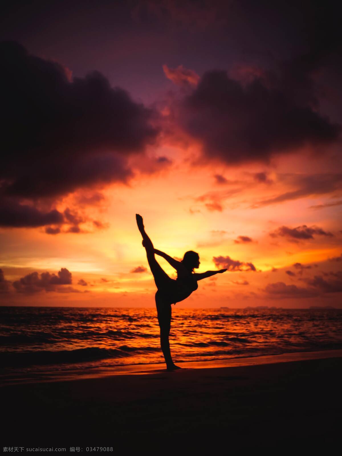 黄昏 下 海边 做 瑜伽 女人 人 锻炼 背景 人物图库 女性女人