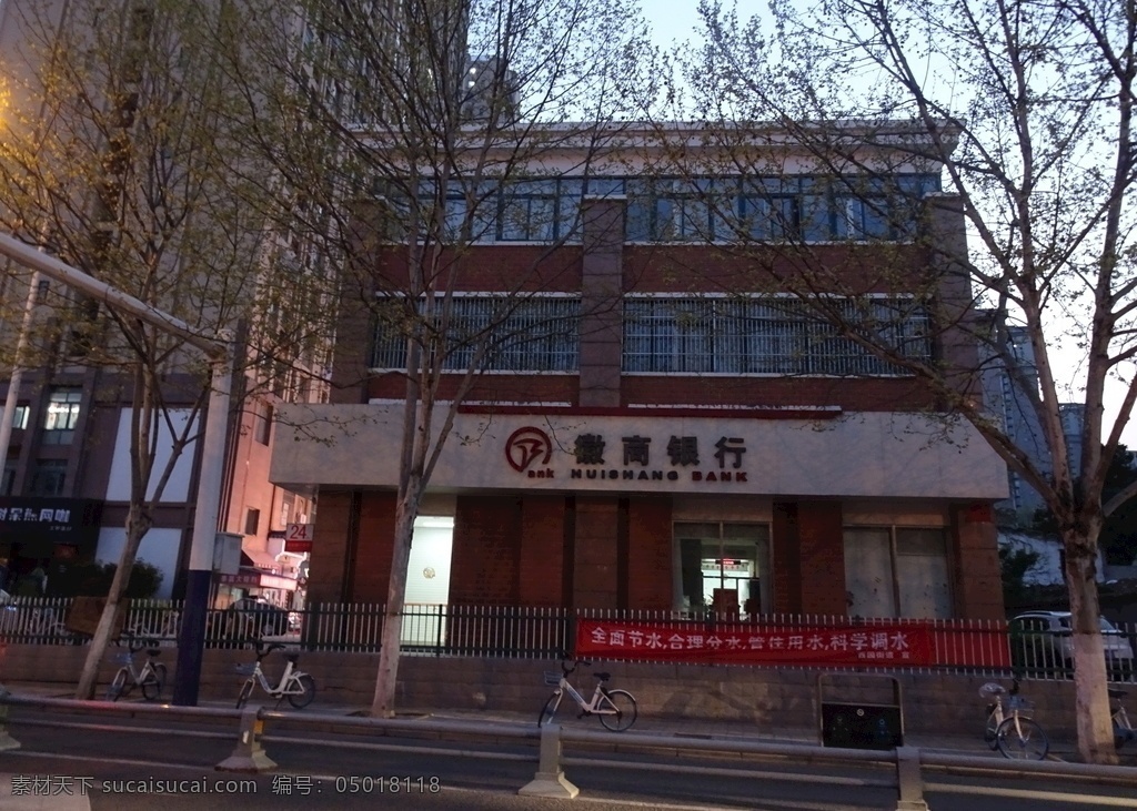 徽商銀行 城市建筑 夜景 路 城市風(fēng)景 樓房 小區(qū) 城市景觀 建筑物 燈光 繁華 大廈 大樓 建筑群 高樓 都市 街道 商場 公共設(shè)施 城市設(shè)施 地鐵 公交 住宅 寫字樓 辦公樓 便利店 超市 民生工程 自然景觀 建筑景觀