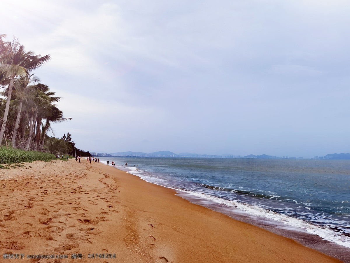 夏日海滩图片 沙 滩 沙滩 海 海涛 椰岛风情 椰子 椰树 浪 浪花 地平线 山 晴天 晴 旅游摄影 国内旅游