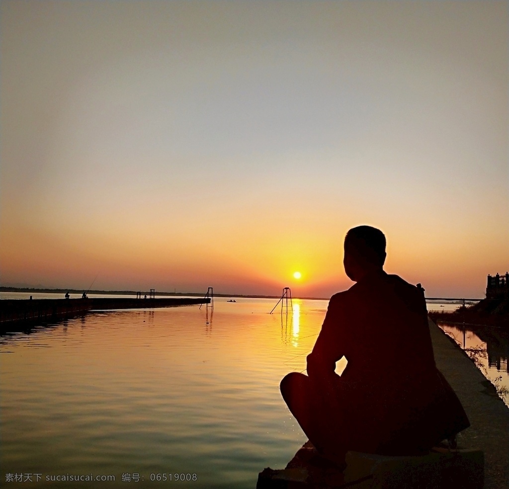 暮色 夕阳 夕阳西下 男人 海边 欣赏 陪伴 一人 孤独 背影 秋色 湖边 自然景观 自然风景