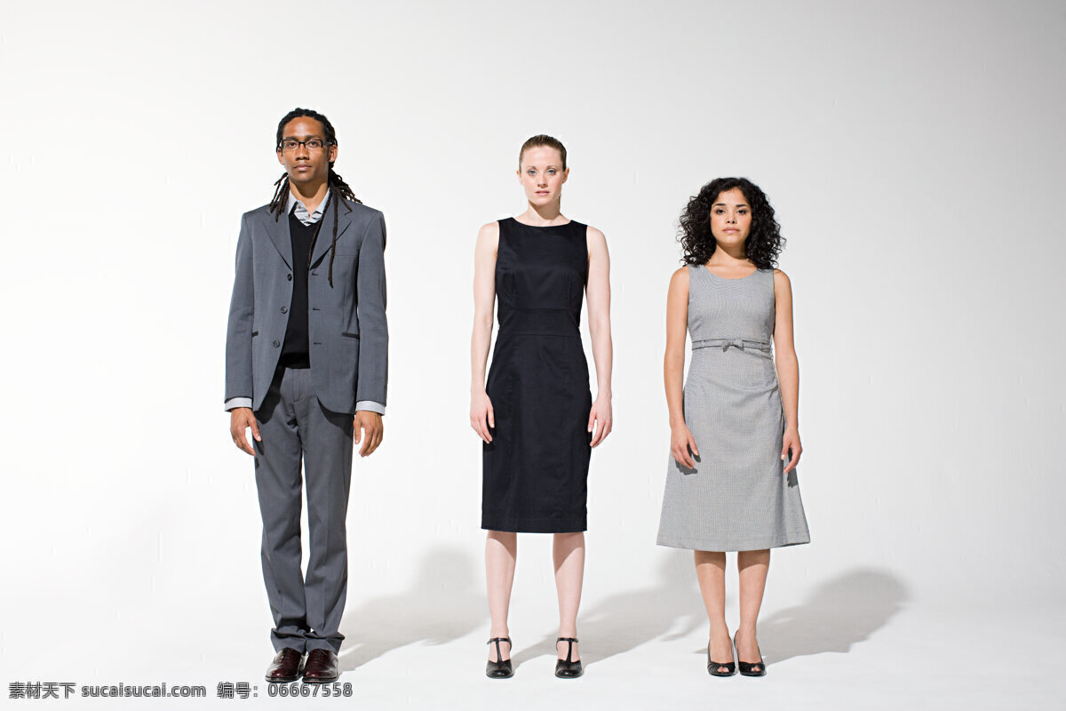 服装展示 外国 模特 人物 外国男人 外国女人 站着 姿势 一排 黑种人 白种人 西装 裙子 服装模特 高清图片 生活人物 人物图片