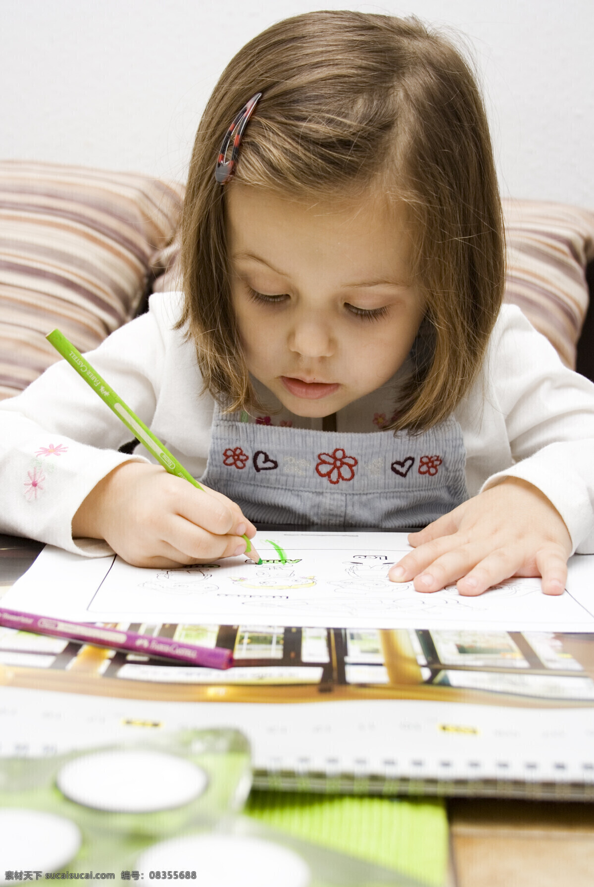 儿童画画 小女孩 绿色铅笔 发夹 儿童幼儿 人物图库