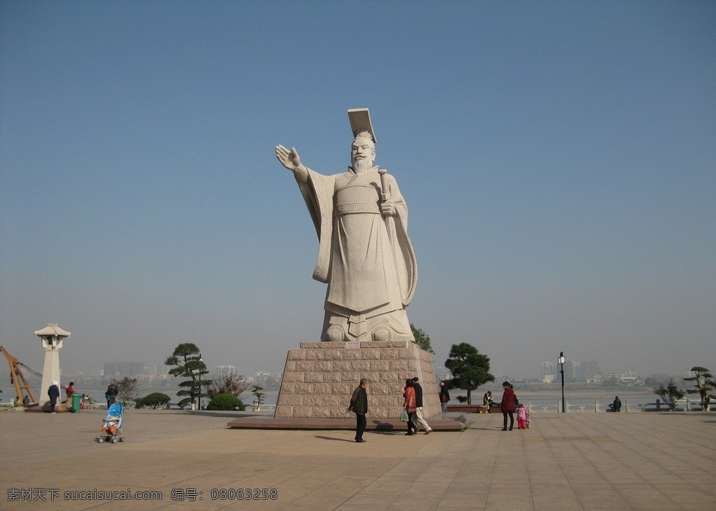 东吴大帝 鄂州 滨江 长江 雕像 大帝 孙权 广场 风景 树木 蓝天 游人 雕塑 建筑园林