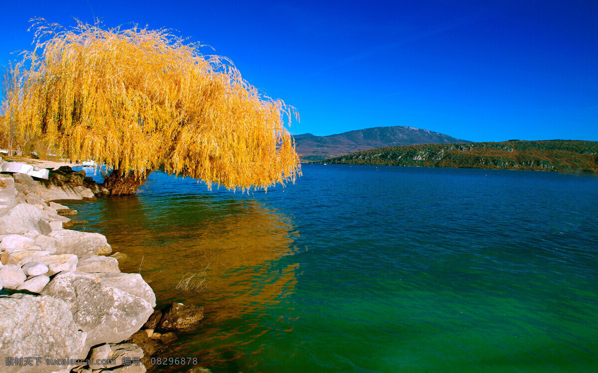 湖面风光 石群 湖面 山峦 大树 倒影 碧绿 湖水 自然风景 自然景观