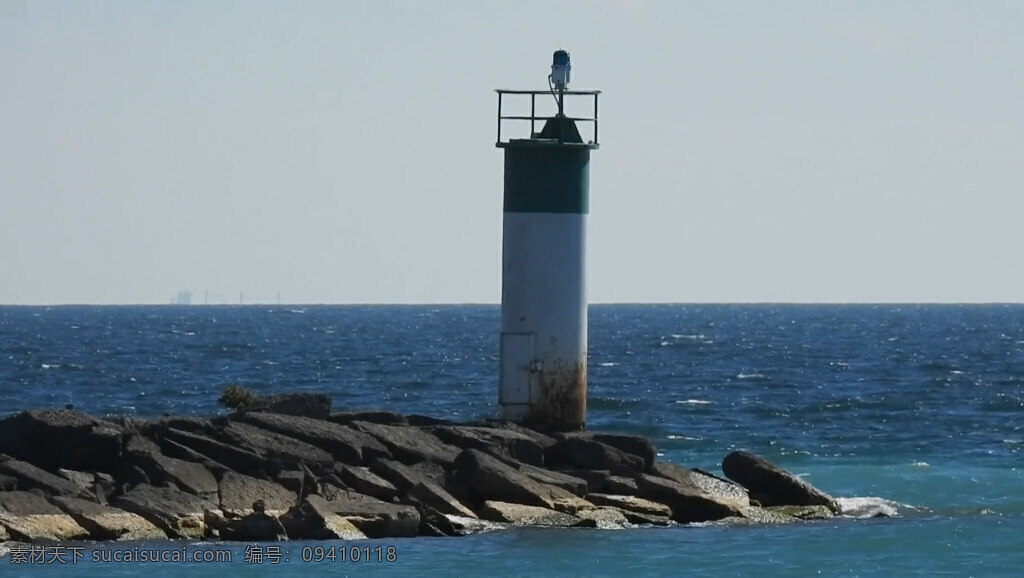 伫立 海岸 旁边 孤独 灯塔 实拍 视频 孤独的灯塔 海水 景色