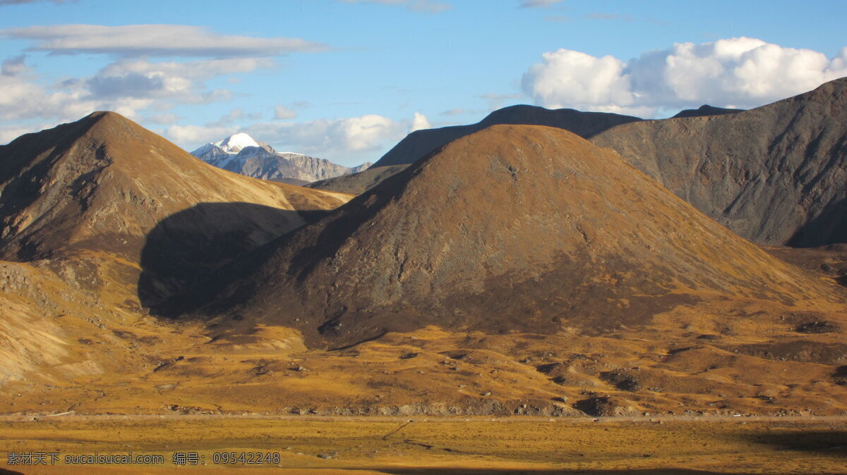 自然風光 高山 草地 天空 白云 景觀 景區(qū) 休閑 旅游 自然風景 自然景觀 棕色