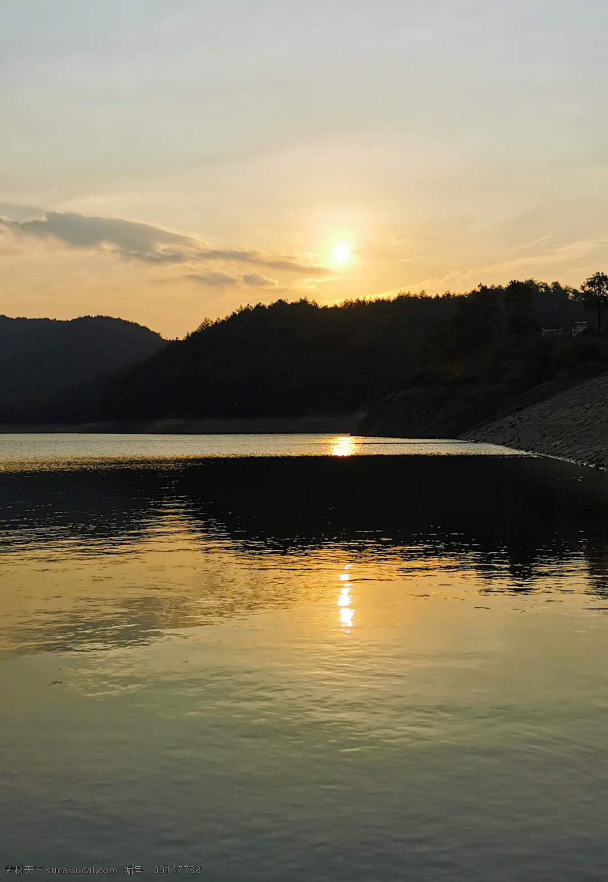 黄昏 下 湖水 倒影 颜色对比 树林 自然景观 自然风景