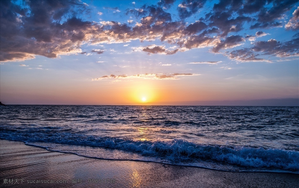海灘日落 海灘上 大海 海水 海洋 藍(lán)色海水 海面 浪花 水紋 波浪 海浪 海上 深海 藍(lán)色 沙灘 海岸 藍(lán)天白云 碧海藍(lán)天黃昏 陽(yáng)光 光線 光芒 日出 日落 夕陽(yáng) 朝霞 傍晚 懸崖 火燒云 藍(lán) 旅游 自然風(fēng)光 風(fēng)景 自然景觀 自然風(fēng)景