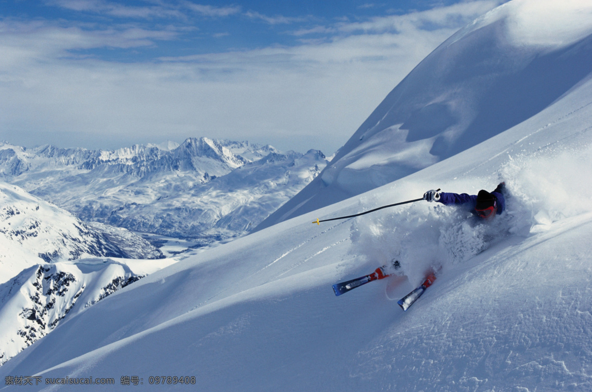 冬日运动 滑雪 滑雪服 滑雪板 滑雪设备 人 雪 蓝天 底图 雪山 体育运动 文化艺术