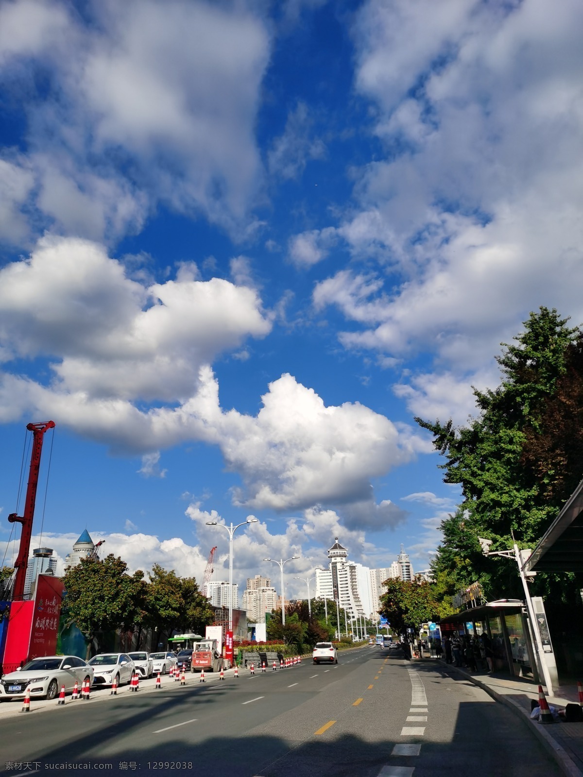 城市街道 城市 街道 道路 蓝天 树木 建筑景观 自然景观 白云 云朵 蓝天白云 街道天空 天空 晴天 自然风景