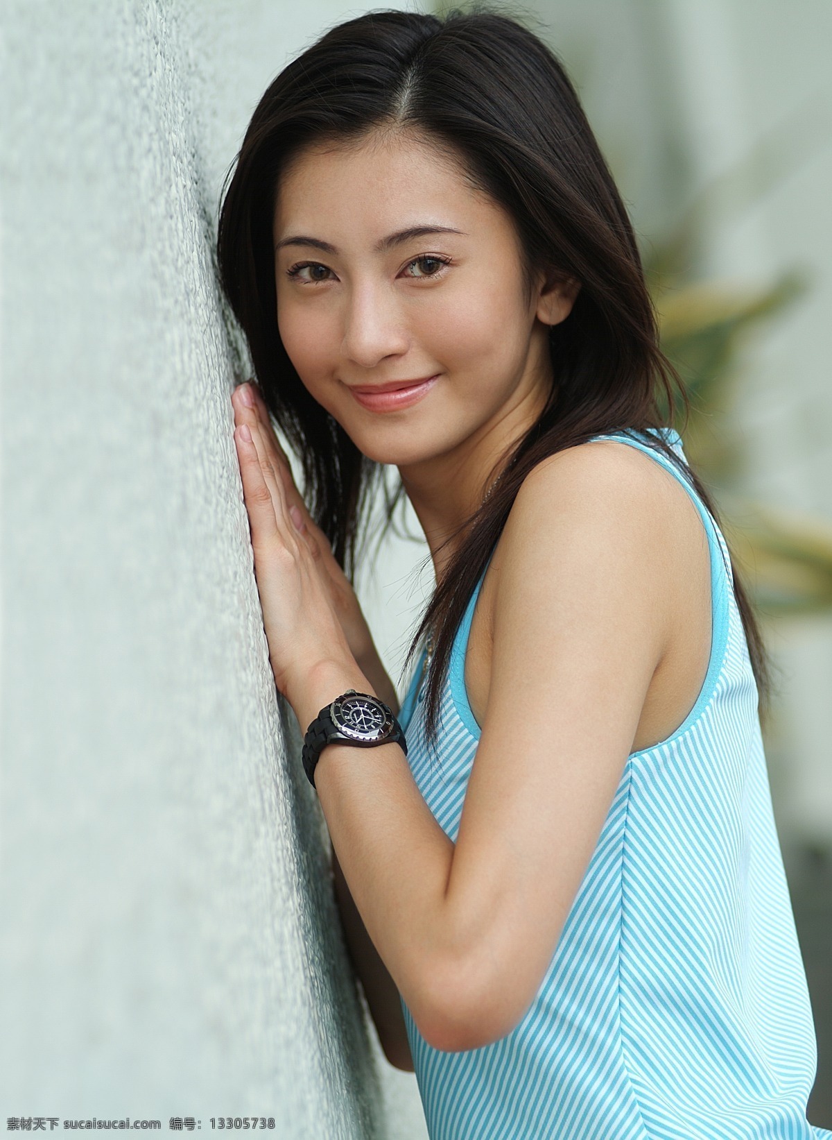 披 長發(fā) 休閑 美女圖片 戶外 女人 美女 職業(yè)女性 商務(wù)女人 白領(lǐng) 氣質(zhì) 優(yōu)雅 大方 手表 趴著墻 微笑 休閑裝 生活美女 高清圖片 生活人物 人物圖片
