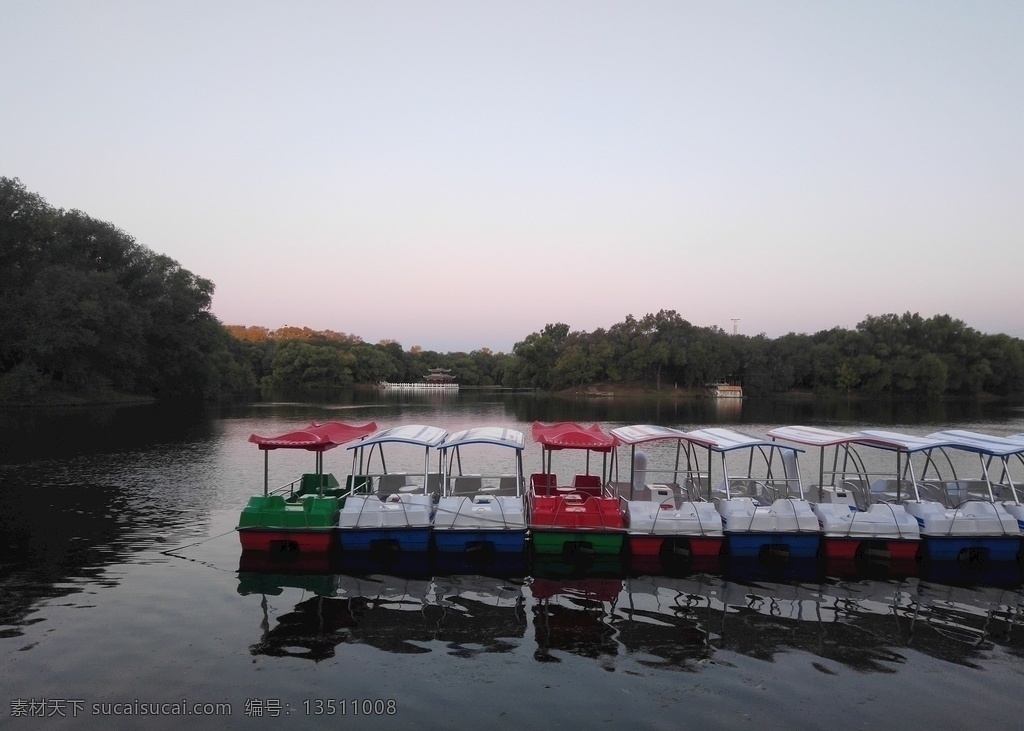 龙沙公园游船 齐齐哈尔 龙沙公园 湖 游船 树 景观 自然景观 自然风景