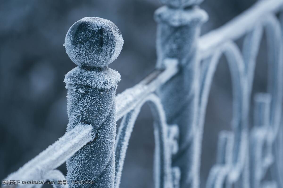冰凍的鐵欄桿 冰凍 鐵欄桿 欄桿 雪花 冬天 冬季 生活百科 生活素材
