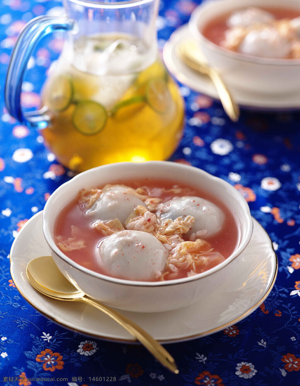 甜品 汤圆 红豆汤 甜汤 中式甜品 传统美食 中式汤圆 甜味 糯米 美食摄影 美食 餐具 清凉饮料 节日美食 花纹桌布 诱人 美味