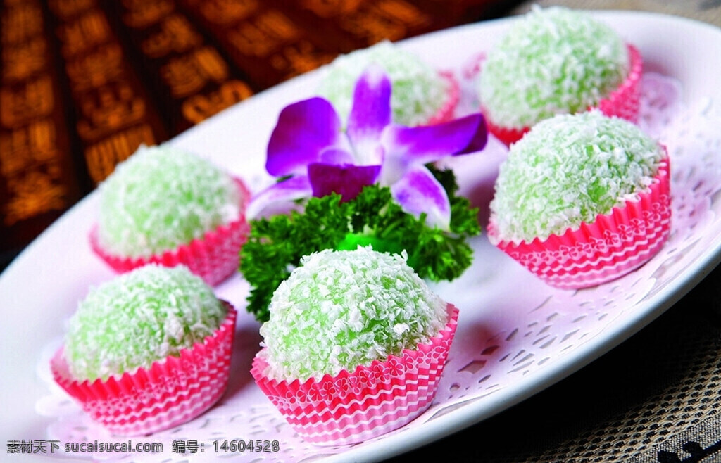绿色甜点 椰蓉点心 中式小吃 传统美食 甜品制作 精致摆盘 糕点摄影 美食拍摄 甜点装饰 手工甜品 点心创意 椰蓉外皮 中式甜点 小清新美食 绿色糕点