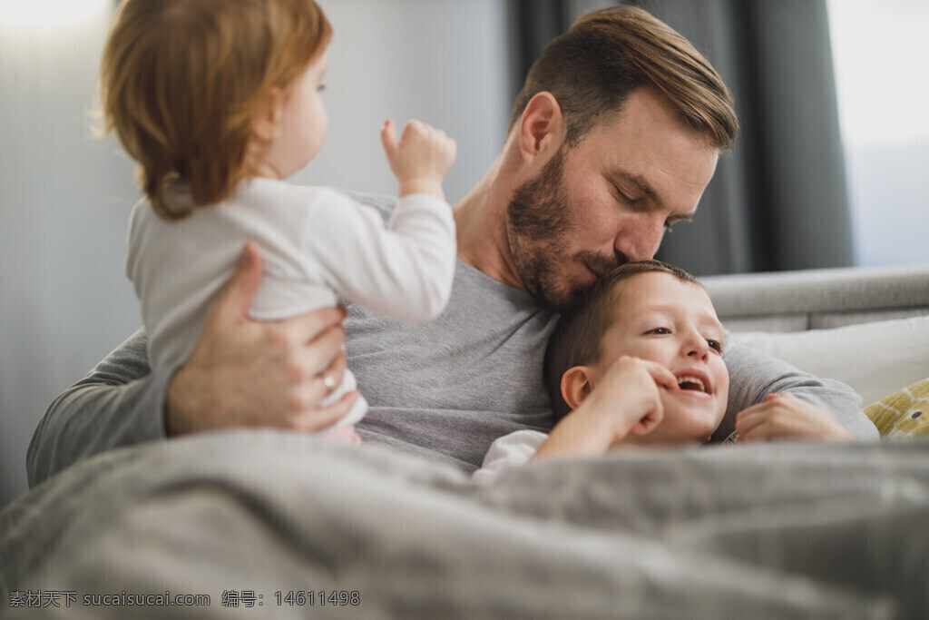 家庭生活 父親 孩子 男孩 女孩 親子互動(dòng) 溫馨時(shí)刻 幸福家庭 親密關(guān)系 室內(nèi)場景 床上活動(dòng) 日常生活 關(guān)愛 家庭成員 親情