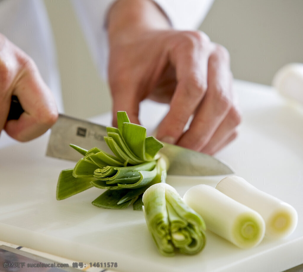 廚師 切菜 案板 大蔥 新鮮食材 廚房 烹飪 準(zhǔn)備食材 刀具 食材處理 蔬菜 廚藝 白色案板