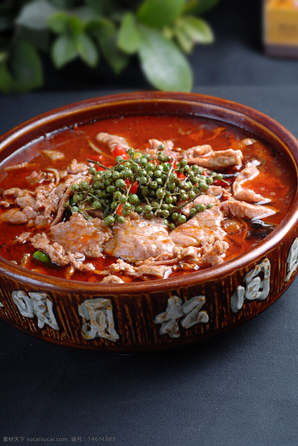 水煮牛肉 川菜 辣味 麻辣 四川美食 中餐 中式料理 牛肉片 红油汤底 花椒 青花椒 火锅风味 辣椒 家常菜 经典菜品
