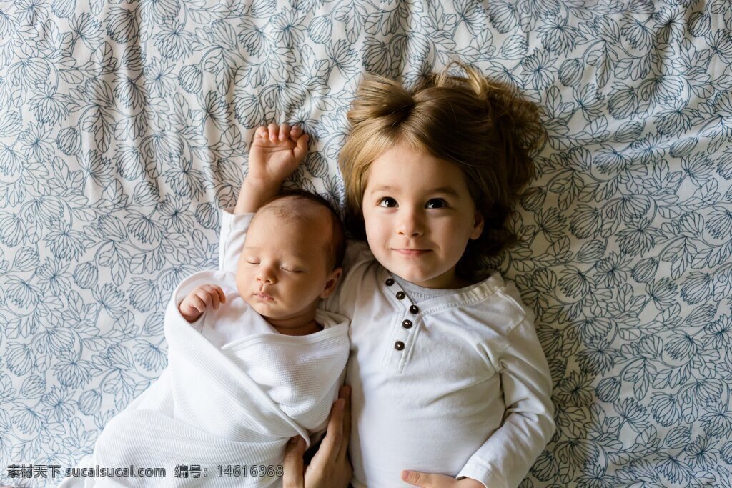新生嬰兒 嬰兒包裹 白色毯子 溫馨氛圍 金發(fā)幼童 藍色花卉床單 自然光線 柔和色調(diào) 成長記錄 生活紀實 純真童年