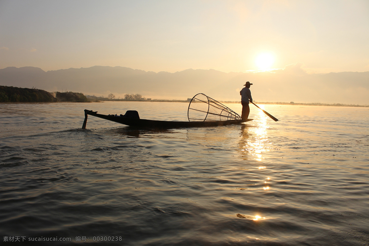 迎 阳光 打渔 渔民 迎着阳光 余辉 夕阳 傍晚的太阳 大海 湖水 小船 旅游摄影 国内旅游