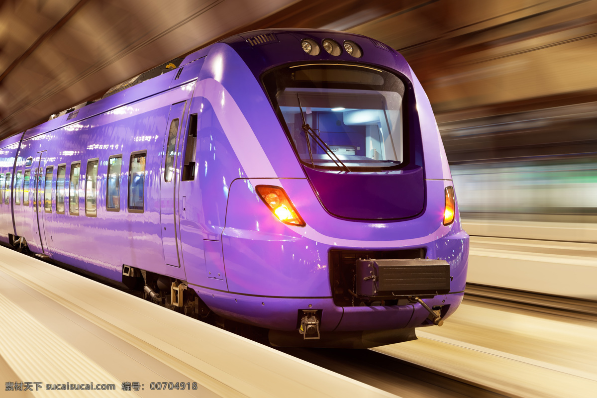 前进 紫色 火车 紫色火车 交通工具 黄色灯 汽车图片 现代科技