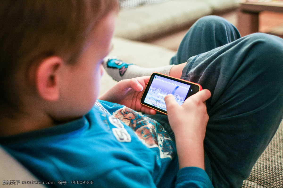 玩手机的孩子 手机 玩耍 孩子 室内 沙发 娱乐 休闲 素材天下 人物图库 儿童幼儿