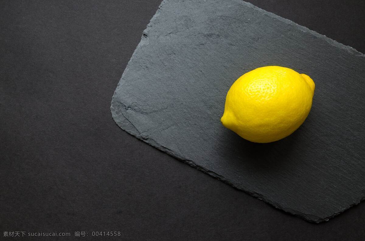 黄柠檬 柠檬 石板 黑石板 黑背景 背景 水果 餐饮美食