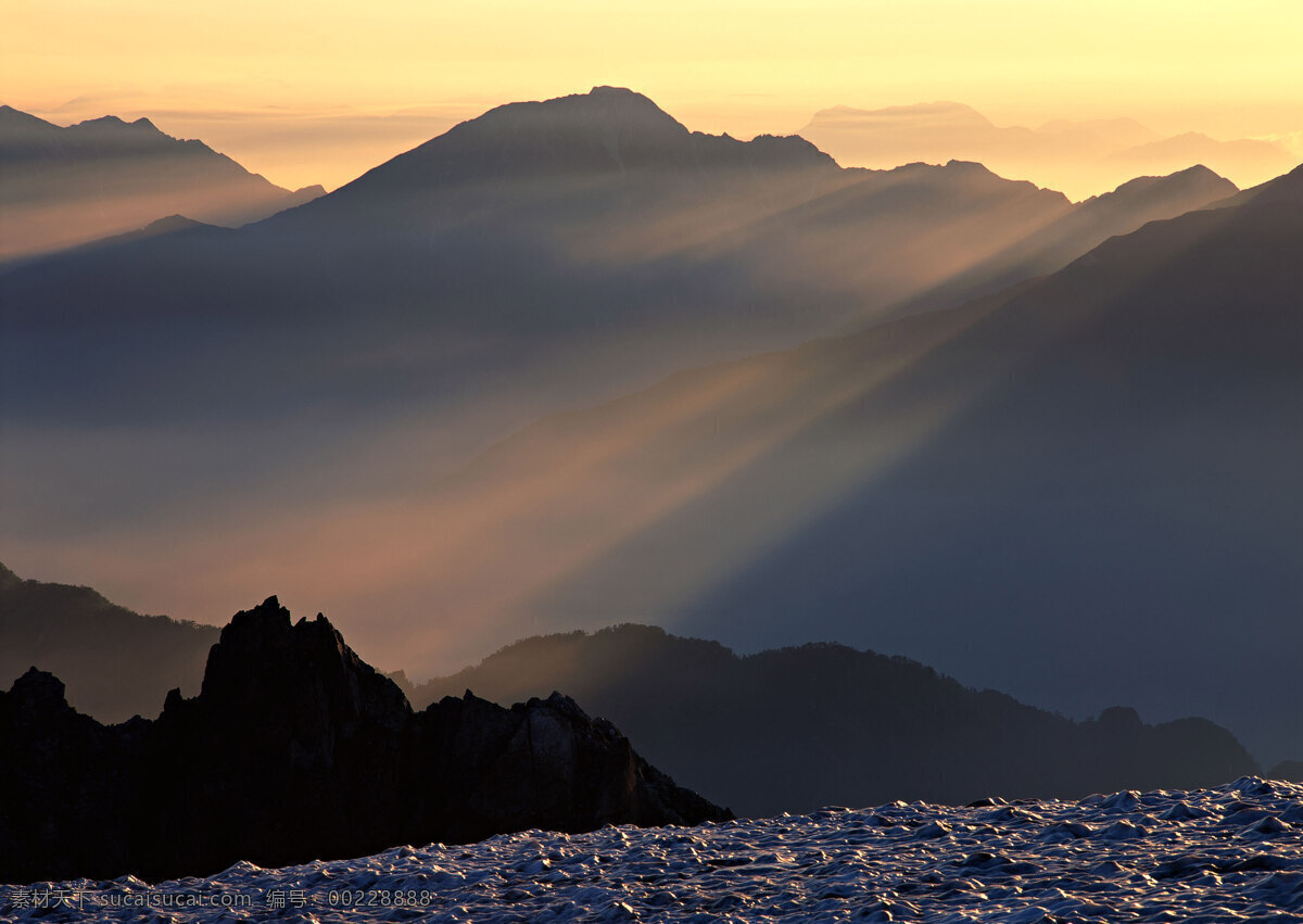 高山日出 高山 群山 青山环抱 青山 日出 连绵高山 清溪自然 自然景观 自然风景