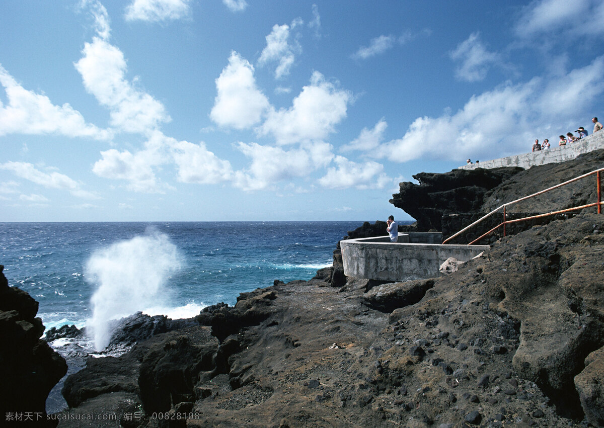 海边 礁石 旅游 风景区 夏威夷 夏威夷风光 悠闲 假日 波涛 天空 浪花 溅起 大海图片 风景图片