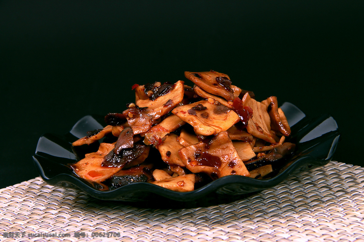 黑 碟 里 香菇 豆 干 细节 图 豆制品 香辣 麻辣 零食 休闲食品 食物 餐饮美食 豆干