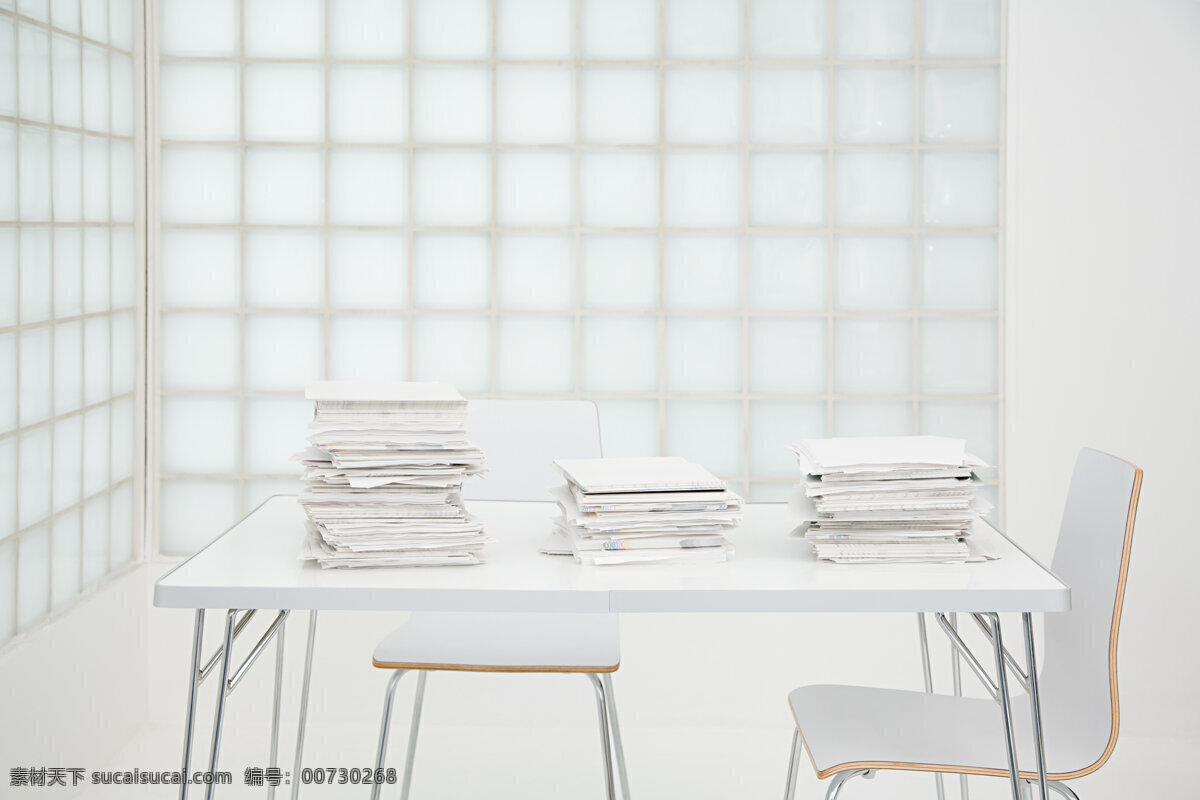 室内 桌椅 上 三 摞 白纸 在室内 工作室 桌子 椅子 没人 环境 环境保护 环保 纸材料 三摞白纸 堆 纸 高清图片 生活用品 生活百科