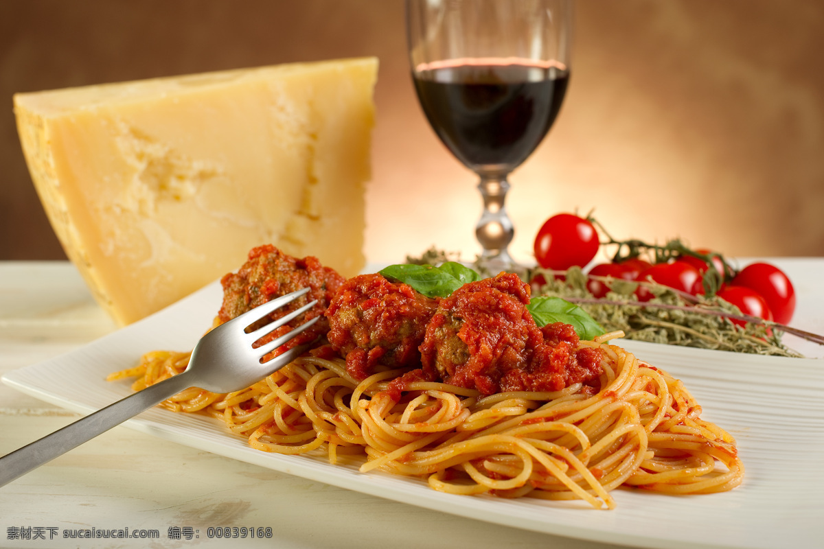 意大利面 西红柿面 红酒 奶酪 面条 番茄 蔬菜 美食 西餐 叉子 餐具 餐饮美食 西餐美食
