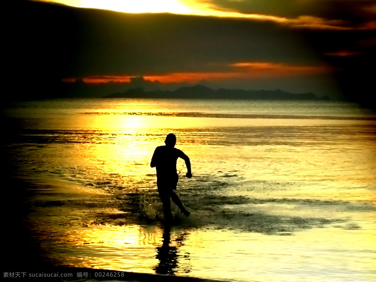 海水 中 跑步 人物 海洋风景 大海 海平面 海面 跑步的人物 人物剪影 日落风光 日落 美丽风景 海景 海边日落 大海图片 风景图片