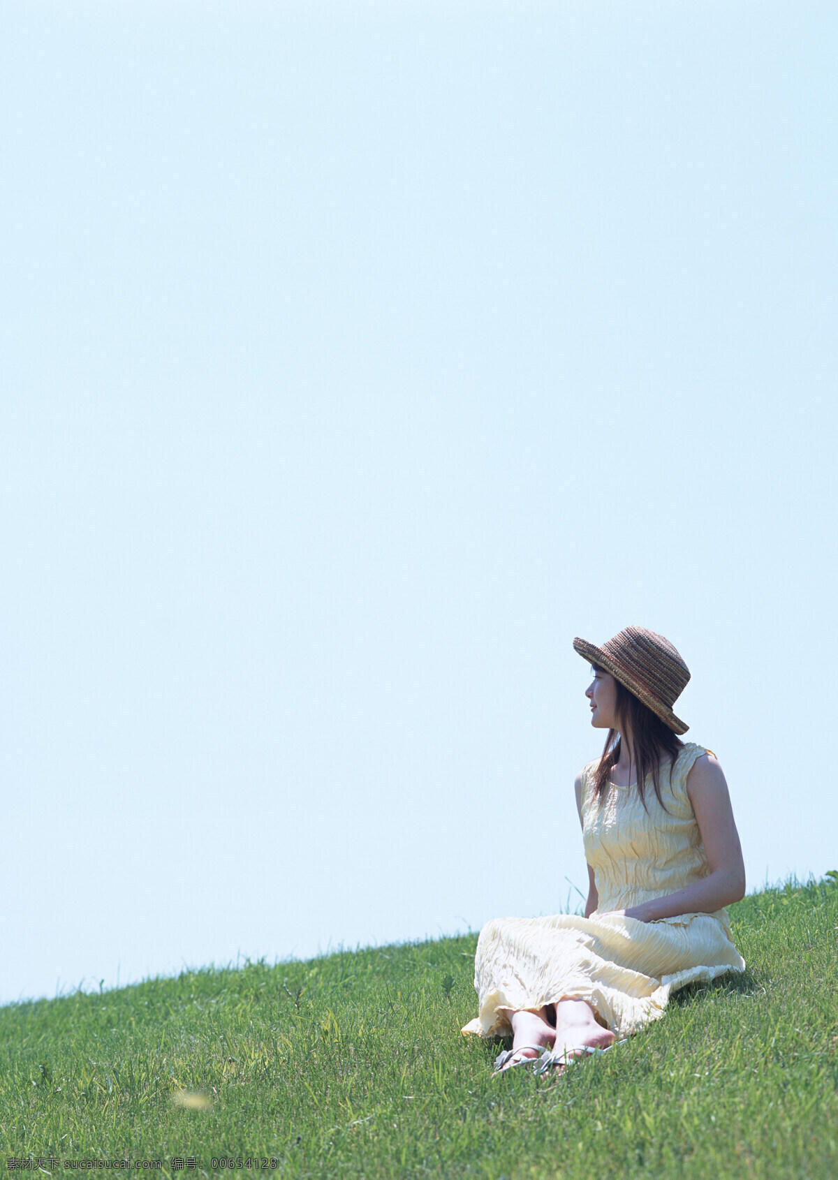 坐在 草地 上 女人 假日 休闲 干净 明媚 户外 旅行 人物 女性 意境 唯美 天空下 坐着 侧身 美女图片 人物图片
