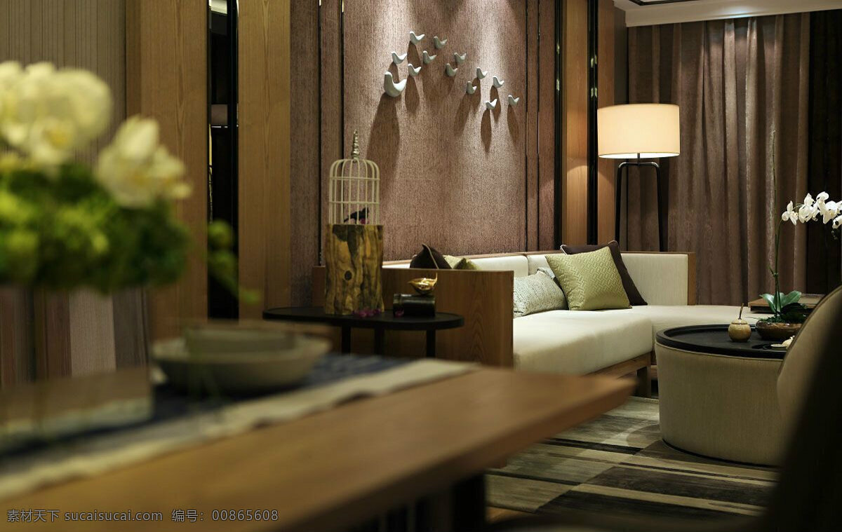 简约 客厅 圆形 茶几 装修 室内 效果图 灰色窗帘 沙发灰色背景 台灯 条纹地毯 植物