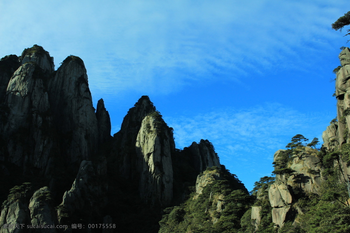 江西三清山 三清山风光 江西 风景名胜 上饶 三清山 远眺 三清山景观 清秀三清山 清山山峰 云海 松树 薄雾云雾 人间仙境 景区景点 青山绿树 树木 高山 白云 蓝天 绿草 自然遗产 自然风景 风景 自然景观