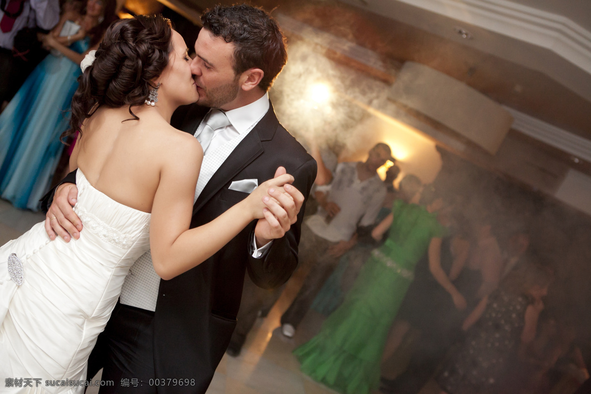 婚礼 中 情侣 人物 结婚 庄重 严肃 亲密 新娘 新郎 婚纱 西服 接吻 跳舞 双人舞 婚礼图片 生活百科