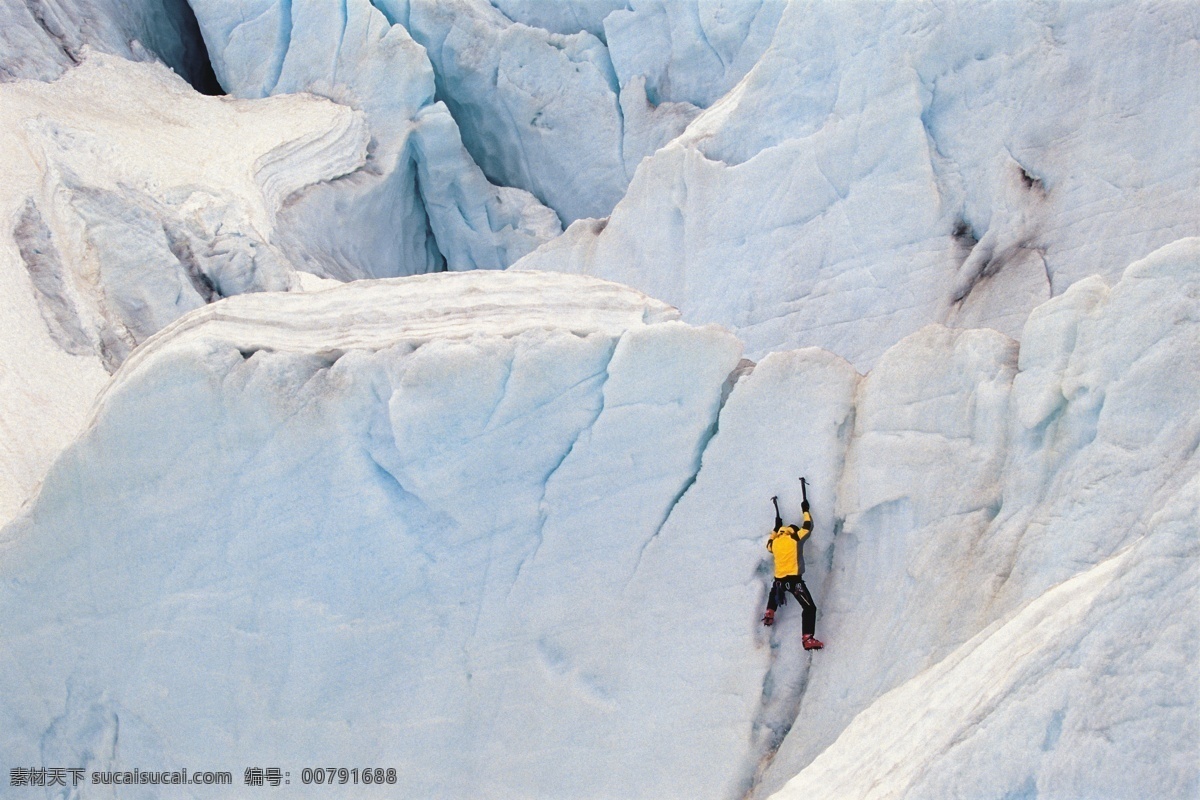 雪山 上 登山 运动员 高清 雪地运动 雪地 运动 登山运动员 攀登 摄影图 高清图片 体育运动 生活百科 灰色