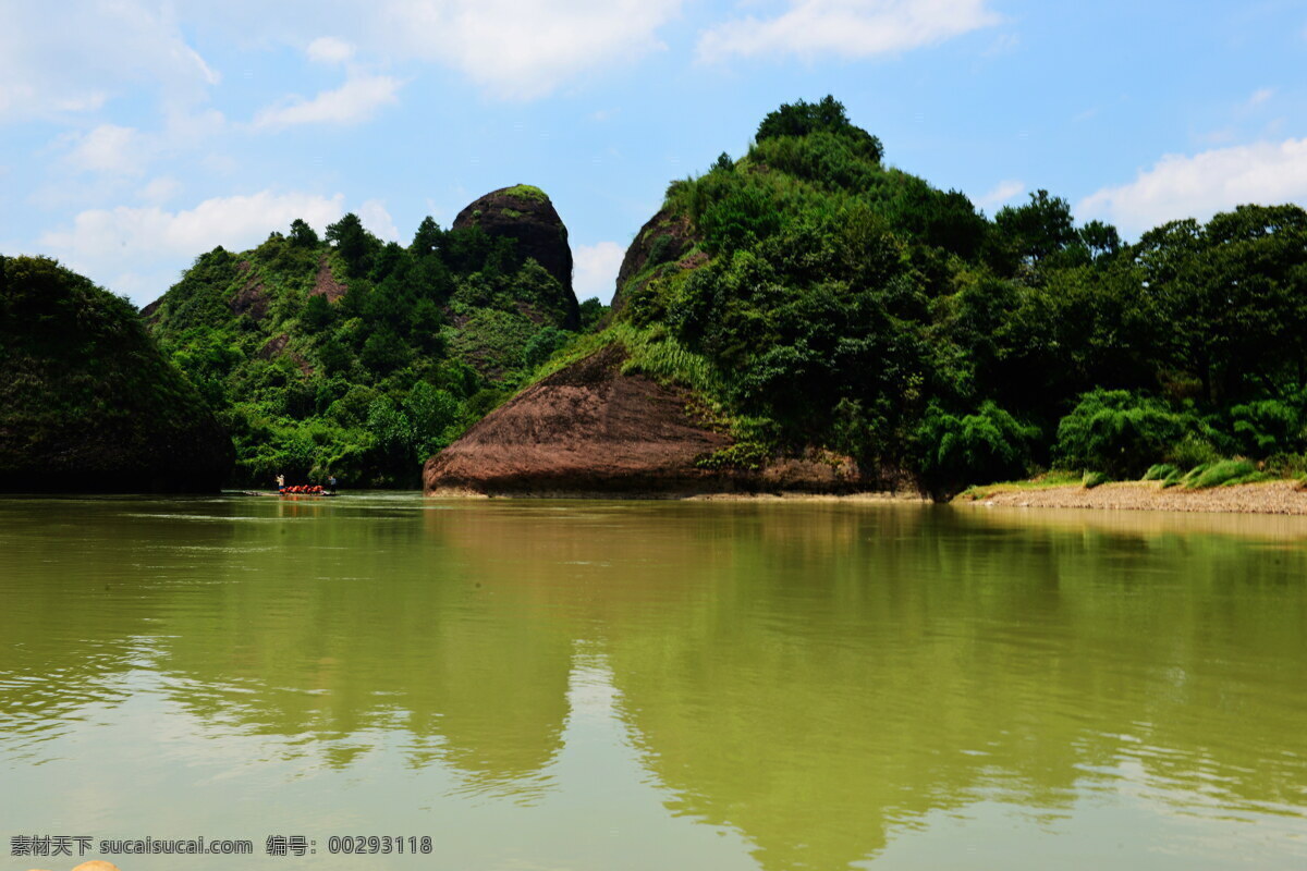 龙虎山 江西龙虎山 江西 风景 旅游 景区 景点 观光 江河 河流 青山 绿水 蓝天 白云 树木 连绵起伏 高山 山脚 峡谷 峭壁 竹筏 游人 游客 自然风景 山水风景 田园风景 国内旅游 旅游摄影 自然景观