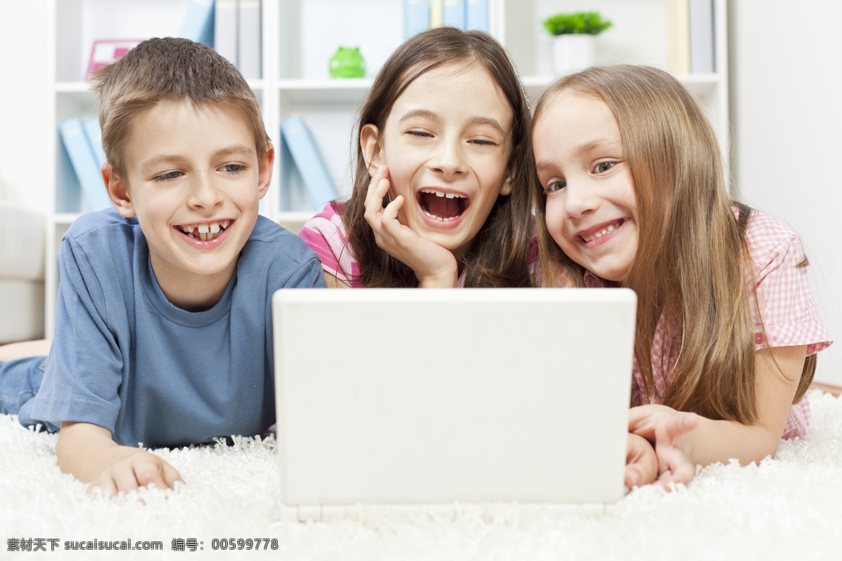 开心 玩电脑 孩子 儿童 人物摄影 电脑 科技主题 其他类别 现代科技