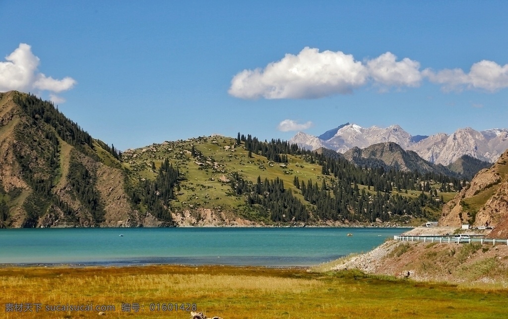 天山 雪山 白云 蓝天 山脉 陡峭 山坡 大山 新疆 美景 山景 云朵 湖水 高山湖 自然景观 自然风景