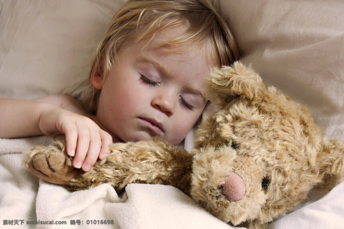 睡觉 孩子 小男孩 儿童 外国小男孩 金发 天真 可爱 躺着 躺在床上 床 抱着玩具 玩具 摄影图 生活人物 人物图片