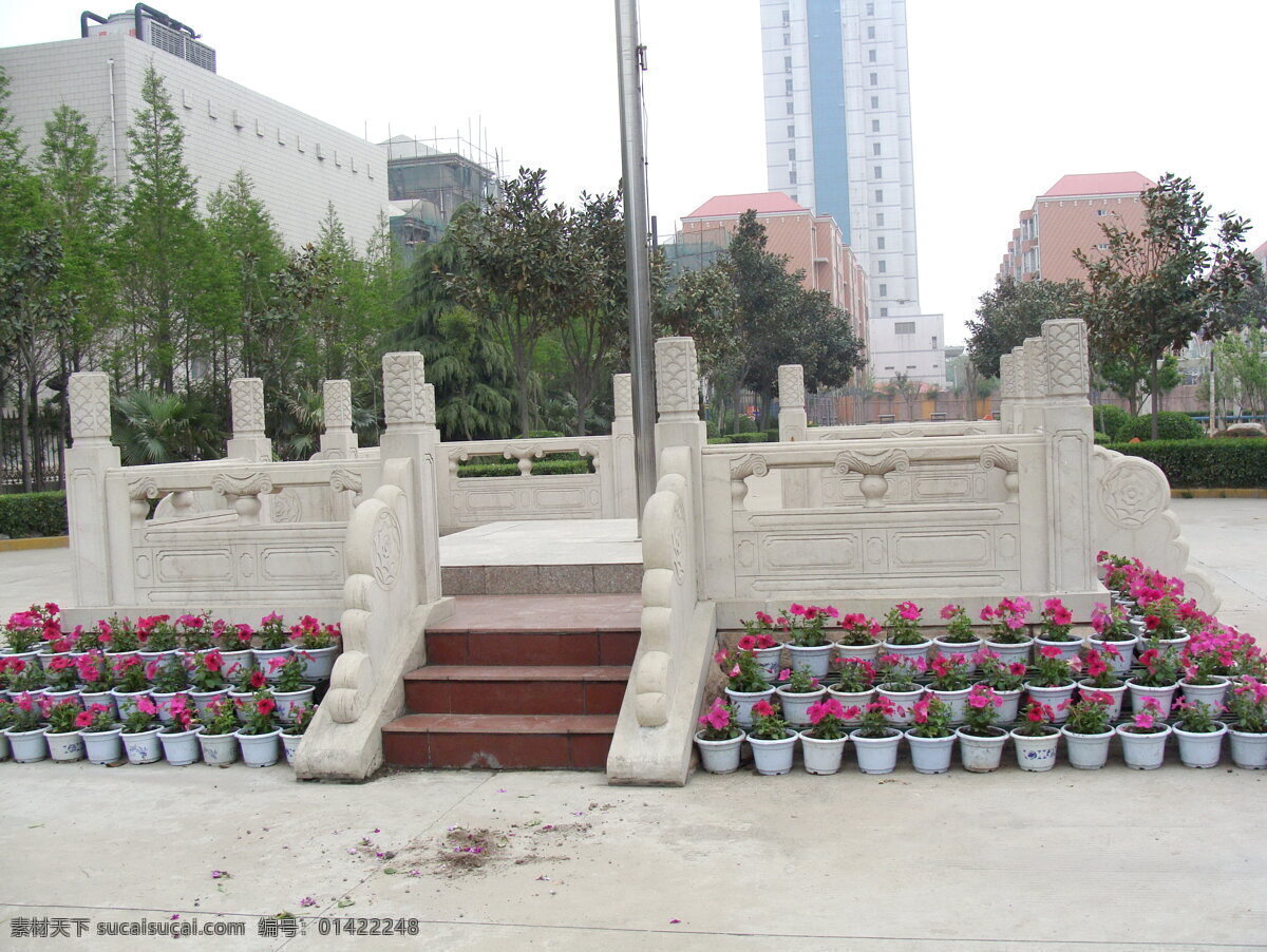 升旗台栏杆 升旗台 栏杆 石栏杆 盆花 雕刻 台阶 建筑 基座 校园文化 建筑园林