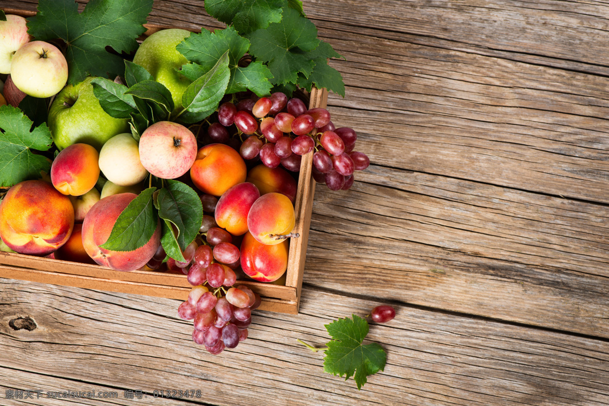 木板 上 水果 桃子 黄桃 苹果 提子 新鲜水果 水果摄影 果实 水果蔬菜 水果图片 餐饮美食
