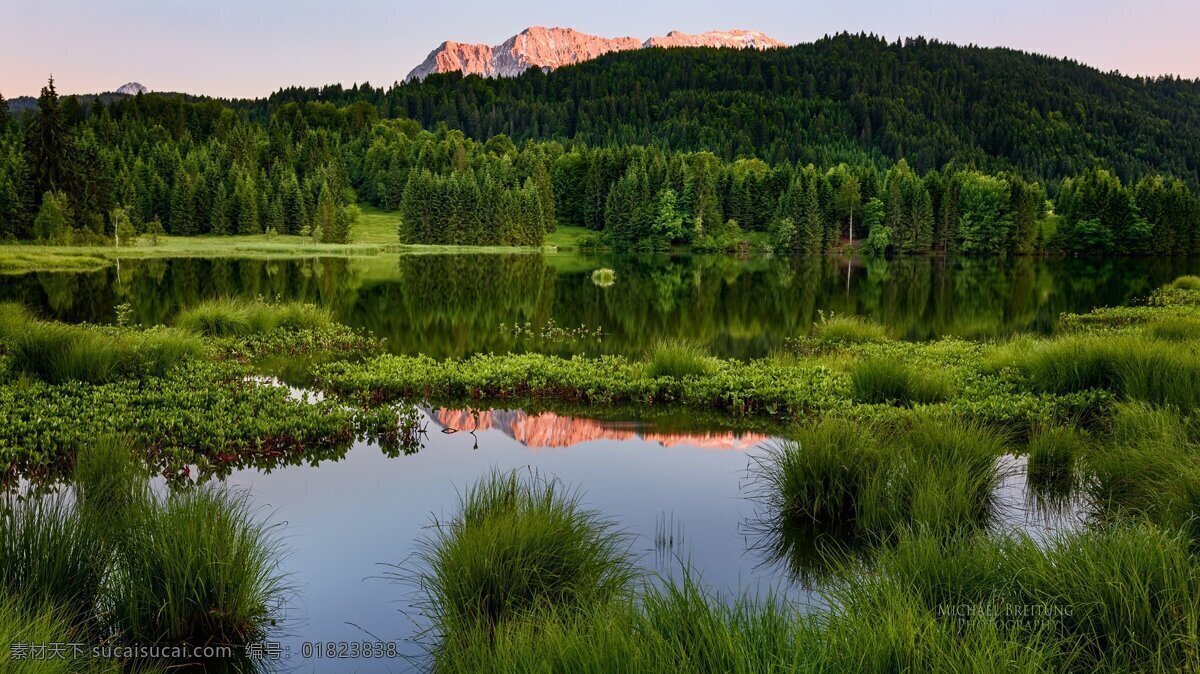 德国巴伐利亚 karwendel 山峰 岛屿 绿树 山脉 蓝天 白云 湖泊 自然风景 自然景观