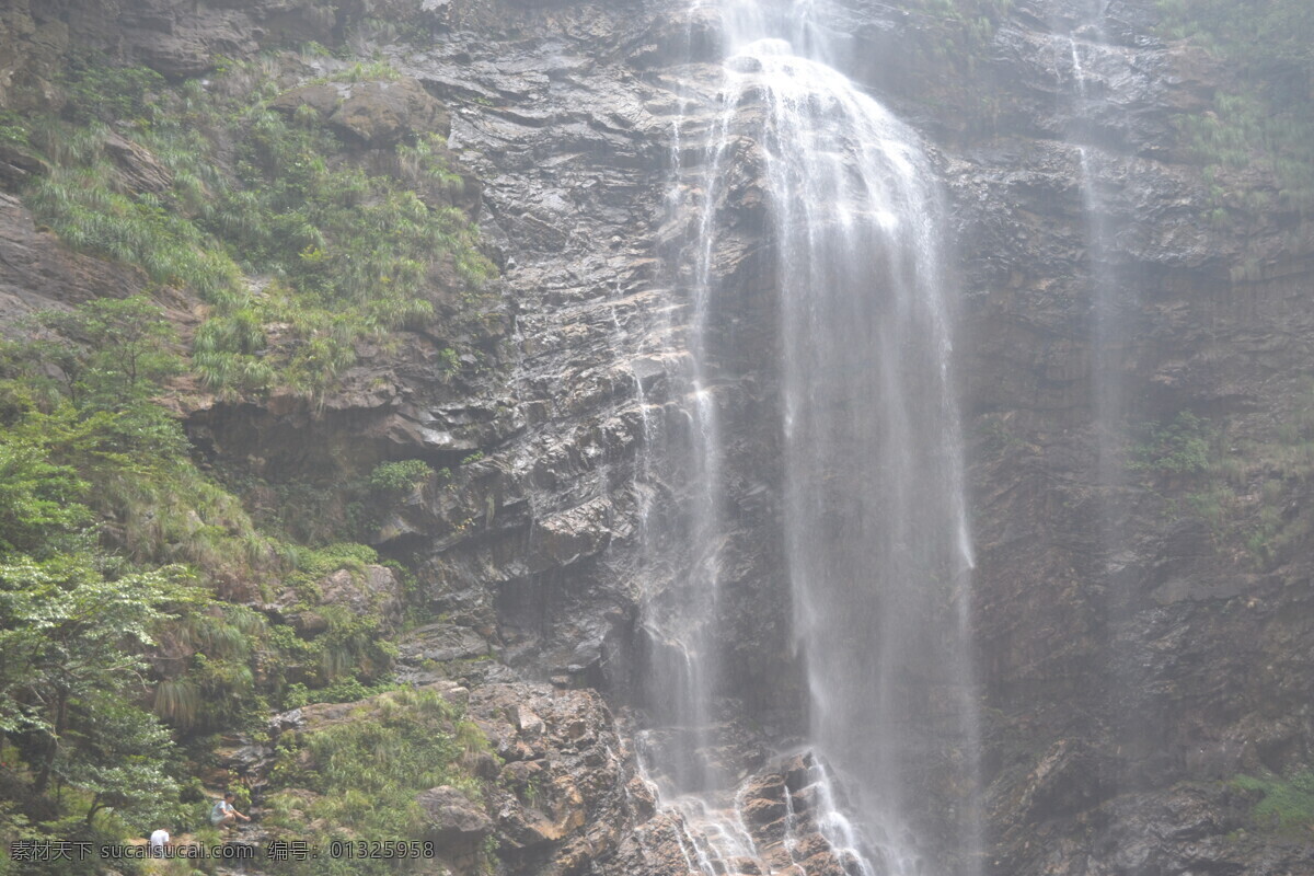 庐山瀑布 山水 风景 自然景观 人文景观 绿色 绿色背景 瀑布 庐山 大山 山 石头 植被 水 石壁 旅游摄影 国内旅游